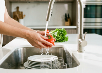 Quanto custa instalar calha úmida e torneira gourmet deixando a cozinha moderna e funcional