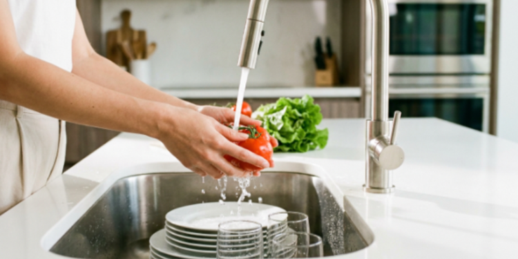 Quanto custa instalar calha úmida e torneira gourmet deixando a cozinha moderna e funcional