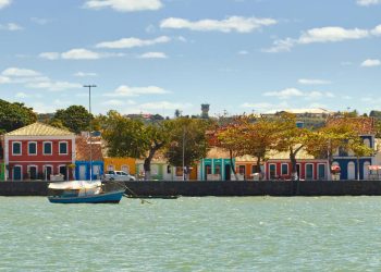 Com mais de 160 mil habitantes, a cidade é ideal para quem quer trabalhar perto de praias paradisíacas