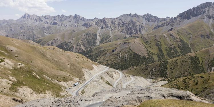 Rodovia Pamir - Créditos: depositphotos.com / fthuerig