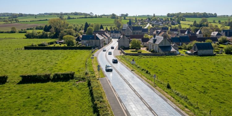 A polêmica rodovia de vidro tempo que custou 5 milhões de euros para substituir o piche tradicional por um gerador solar capaz de abastecer vilarejos