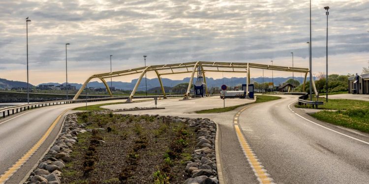 O projeto europeu de 40 bilhões de euros para instalar túneis de concreto flutuantes a 30 metros de profundidade no oceano para cruzar fiordes gigantes