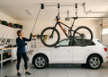 Veja quanto custa instalar um suporte de teto para bicicleta e como ele libera espaço e evita danos no carro