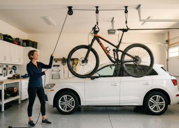 Veja quanto custa instalar um suporte de teto para bicicleta e como ele libera espaço e evita danos no carro