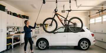 Veja quanto custa instalar um suporte de teto para bicicleta e como ele libera espaço e evita danos no carro