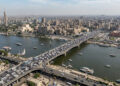 O gigantesco viaduto elevado de 20,5 km de extensão que cruza duas vezes o rio Nilo e serve como a espinha dorsal de trânsito no Egito