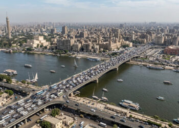 O gigantesco viaduto elevado de 20,5 km de extensão que cruza duas vezes o rio Nilo e serve como a espinha dorsal de trânsito no Egito