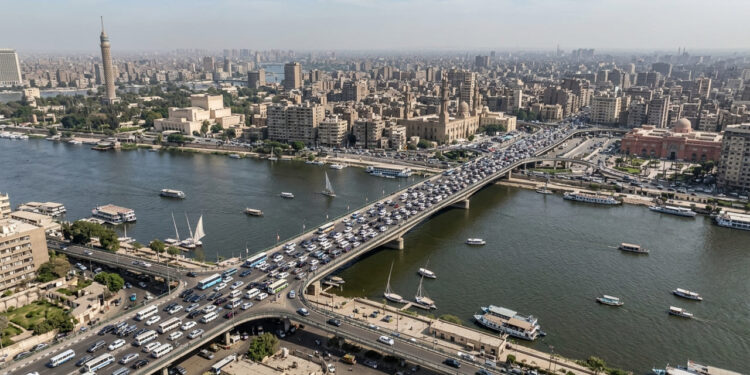 O gigantesco viaduto elevado de 20,5 km de extensão que cruza duas vezes o rio Nilo e serve como a espinha dorsal de trânsito no Egito