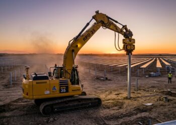 O robô de 35 toneladas que crava estacas de usinas solares sozinho e transforma quilômetros de fundações metálicas em obra guiada por IA