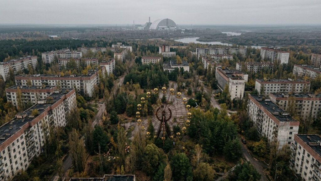 Abandonada após o desastre nuclear de Chernobyl em 1986, a famosa cidade-fantasma ucraniana congelou no tempo e atrai cientistas e curiosos
