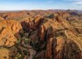 Considerada uma das trilhas mais famosas do deserto australiano, a rota de 223 km cruza os antigos e escarpados desfiladeiros de West MacDonnell