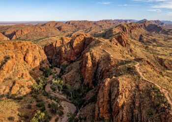 Considerada uma das trilhas mais famosas do deserto australiano, a rota de 223 km cruza os antigos e escarpados desfiladeiros de West MacDonnell