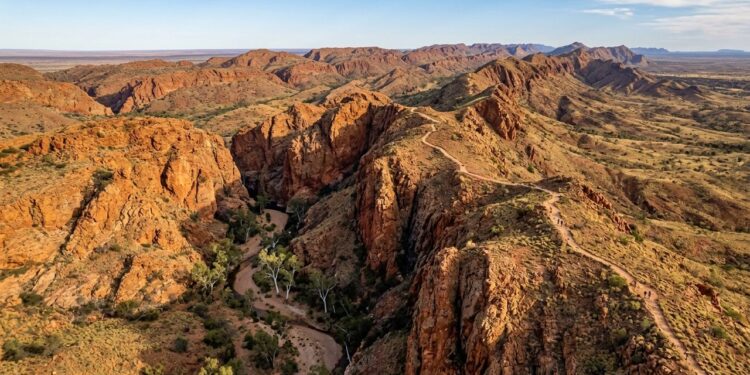 Considerada uma das trilhas mais famosas do deserto australiano, a rota de 223 km cruza os antigos e escarpados desfiladeiros de West MacDonnell