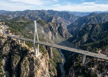 Com uma pista suspensa a 403 metros acima do solo nas montanhas da Sierra Madre, a ponte estaiada mexicana é a mais alta da América do Norte