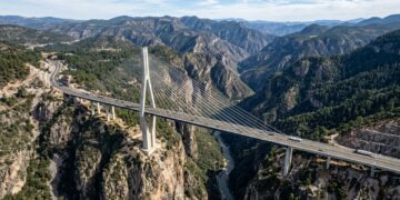 Com uma pista suspensa a 403 metros acima do solo nas montanhas da Sierra Madre, a ponte estaiada mexicana é a mais alta da América do Norte