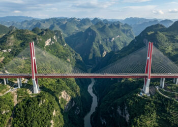 Erigida a impressionantes 565 metros acima de um desfiladeiro rochoso na China, a gigantesca estrutura estaiada figura entre as pontes mais altas do mundo