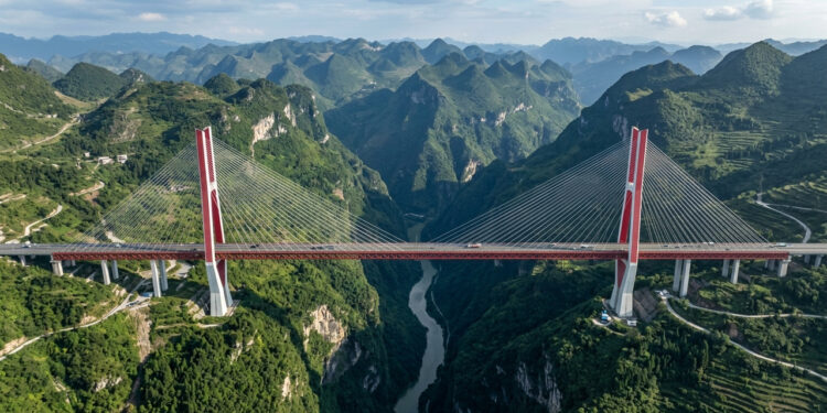 Erigida a impressionantes 565 metros acima de um desfiladeiro rochoso na China, a gigantesca estrutura estaiada figura entre as pontes mais altas do mundo