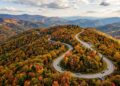 Cortando as montanhas dos Apalaches por 755 km de extensão, a estrada cênica americana é famosa mundialmente por suas belas vistas florestais