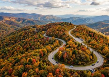 Cortando as montanhas dos Apalaches por 755 km de extensão, a estrada cênica americana é famosa mundialmente por suas belas vistas florestais