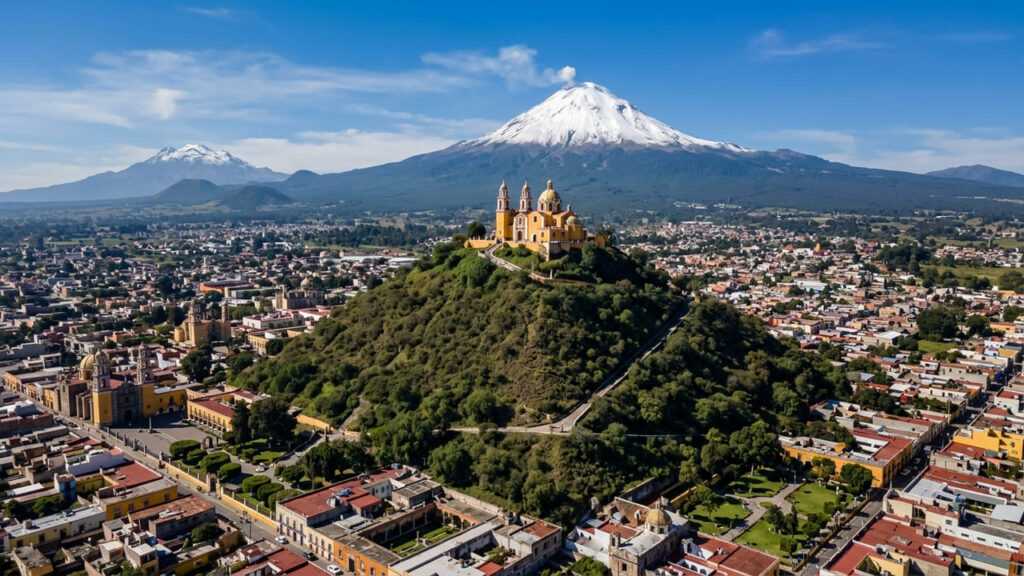 Cidade do interior do México, situada a 2.150 metros de altitude, abriga a maior pirâmide em volume do mundo, com uma igreja colonial no topo