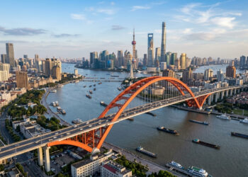 Com seu majestoso arco de aço de 550 metros sobre o Rio Huangpu, a megaestrutura em Xangai é um marco da moderna engenharia civil chinesa