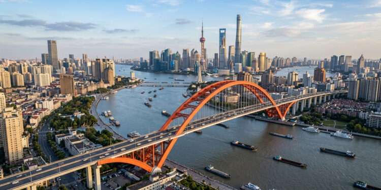 Com seu majestoso arco de aço de 550 metros sobre o Rio Huangpu, a megaestrutura em Xangai é um marco da moderna engenharia civil chinesa