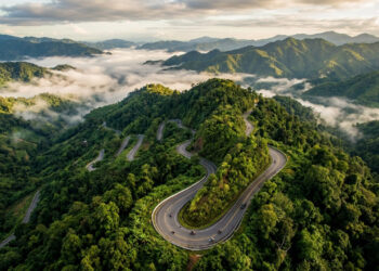 Com exatamente 1.864 curvas fechadas entre montanhas e florestas, a famosa rota tailandesa é considerada o paraíso dos motociclistas