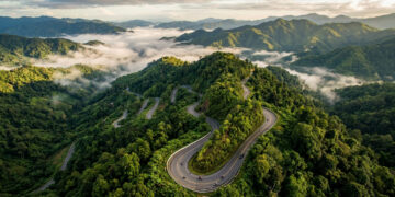Com exatamente 1.864 curvas fechadas entre montanhas e florestas, a famosa rota tailandesa é considerada o paraíso dos motociclistas