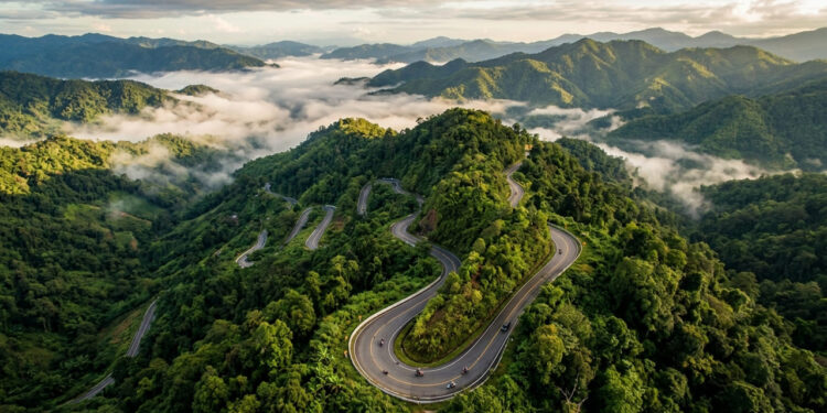 Com exatamente 1.864 curvas fechadas entre montanhas e florestas, a famosa rota tailandesa é considerada o paraíso dos motociclistas