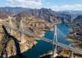 Erguida na rodovia para Acapulco, com pilares centrais monumentais, a ponte sobre o Rio Mezcala possui uma das torres de suporte mais altas da América do Norte