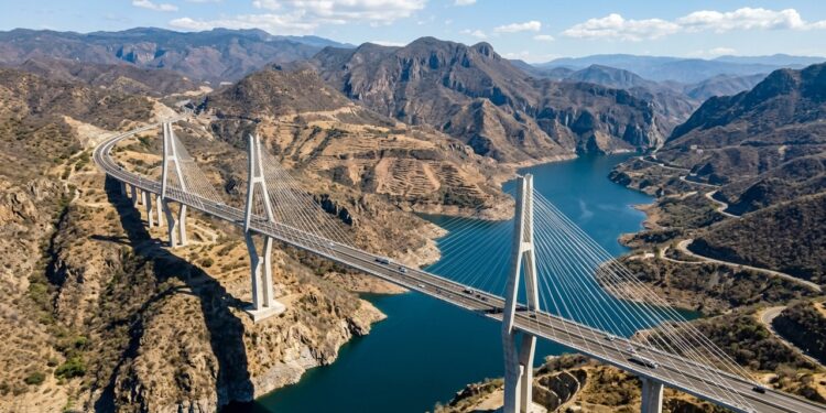 Erguida na rodovia para Acapulco, com pilares centrais monumentais, a ponte sobre o Rio Mezcala possui uma das torres de suporte mais altas da América do Norte