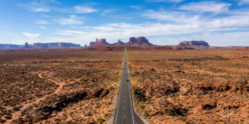 Serpenteando pelo icônico deserto de Utah e do Arizona, a charmosa rodovia revela formações gigantescas de arenito vermelho que parecem esculturas