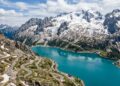 Com rampas íngremes de até dezoito por cento de inclinação nas Dolomitas, a estrada histórica margeia um lago glacial no topo da montanha italiana