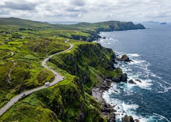 Com 179 km de extensão circular no sudoeste da Irlanda, a cênica rota turística passa por praias selvagens e ruínas medievais históricas
