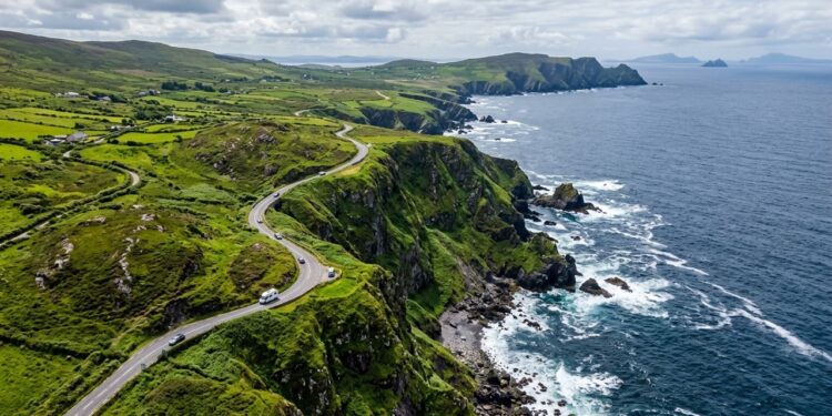 Com 179 km de extensão circular no sudoeste da Irlanda, a cênica rota turística passa por praias selvagens e ruínas medievais históricas