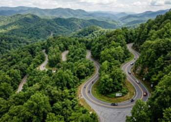 Com trezentas e dezoito curvas fechadas em um percurso de apenas 18 km, a famosa rota dos Estados Unidos atrai milhares de motos e carros esportivos