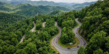 Com trezentas e dezoito curvas fechadas em um percurso de apenas 18 km, a famosa rota dos Estados Unidos atrai milhares de motos e carros esportivos