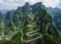 Com noventa e nove curvas fechadas ao longo de 11 km de extensão, a icônica rodovia da montanha Tianmen na China parece uma escada para o céu