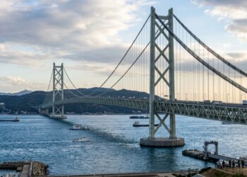 A ponte colossal de 4 quilômetros atingida por um terremoto de magnitude 7.2 no meio da construção que forçou os engenheiros a recalcularem todo o aço para deixá-la um metro maior