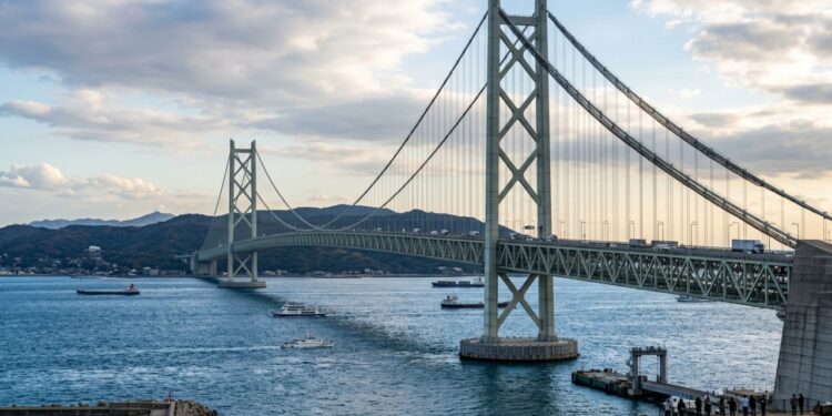 A ponte colossal de 4 quilômetros atingida por um terremoto de magnitude 7.2 no meio da construção que forçou os engenheiros a recalcularem todo o aço para deixá-la um metro maior