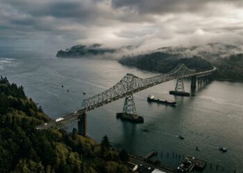 Estendendo-se por 6,6 km sobre a foz do Rio Columbia, a imponente estrutura de aço é a ponte em treliça contínua mais longa da América do Norte