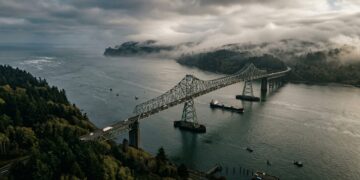 Estendendo-se por 6,6 km sobre a foz do Rio Columbia, a imponente estrutura de aço é a ponte em treliça contínua mais longa da América do Norte