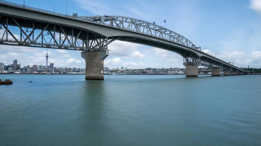 A monumental ponte metálica de 1,15 km de extensão inaugurada em 1959 que atualmente abriga 8 faixas e conecta as duas margens da maior cidade
