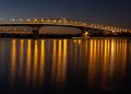 A monumental ponte metálica de 1,15 km de extensão inaugurada em 1959 que atualmente abriga 8 faixas e conecta as duas margens da maior cidade