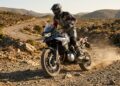 A big trail de 895 cilindradas perdeu peso e ganhou confiança para quem quer sair do asfalto sem brigar com uma moto gigante