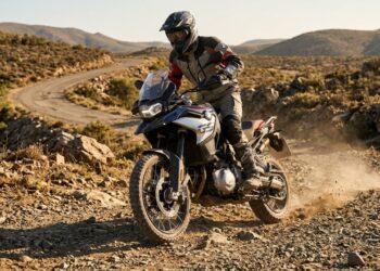 A big trail de 895 cilindradas perdeu peso e ganhou confiança para quem quer sair do asfalto sem brigar com uma moto gigante
