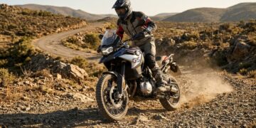 A big trail de 895 cilindradas perdeu peso e ganhou confiança para quem quer sair do asfalto sem brigar com uma moto gigante