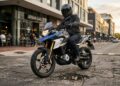 A trail compacta de 313 cilindradas quer vender sensação premium para quem ainda não quer peso nem preço de moto grande