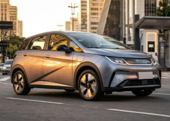 O hatch elétrico que recarrega de 30% a 80% em meia hora tenta derrubar o medo de ficar preso na tomada