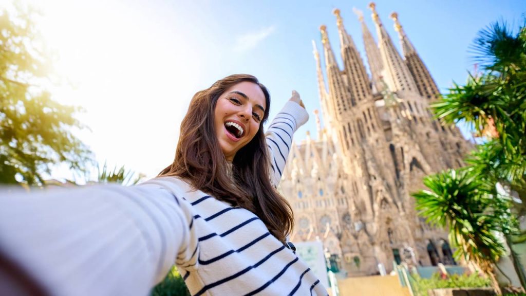 Cidade costeira na Catalunha tornou-se o destino ideal para entusiastas que buscam monumentos modernistas de Gaudí e praias cheias de vida